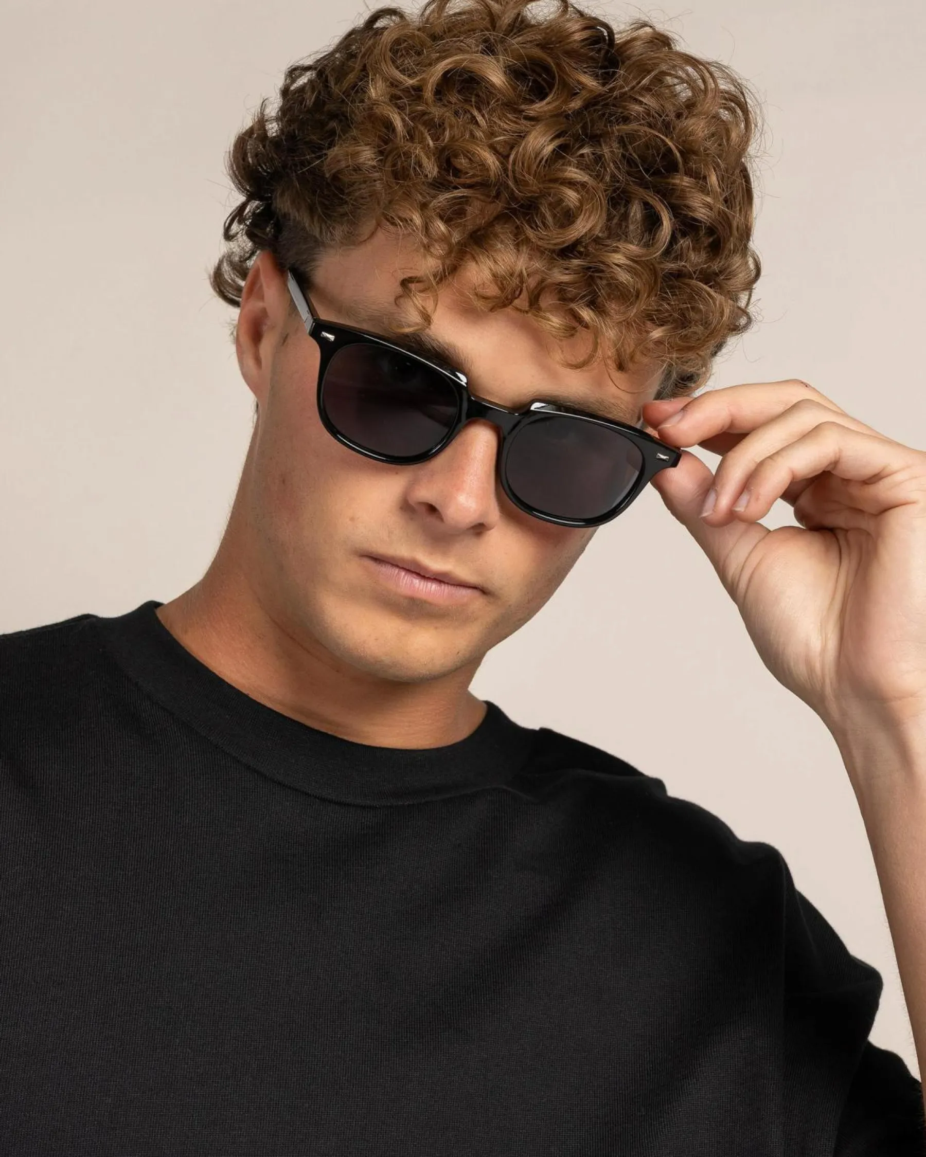Sunglasses*Le Specs Le Resolu Polarised Sunglasses Black/ Smoke Mono