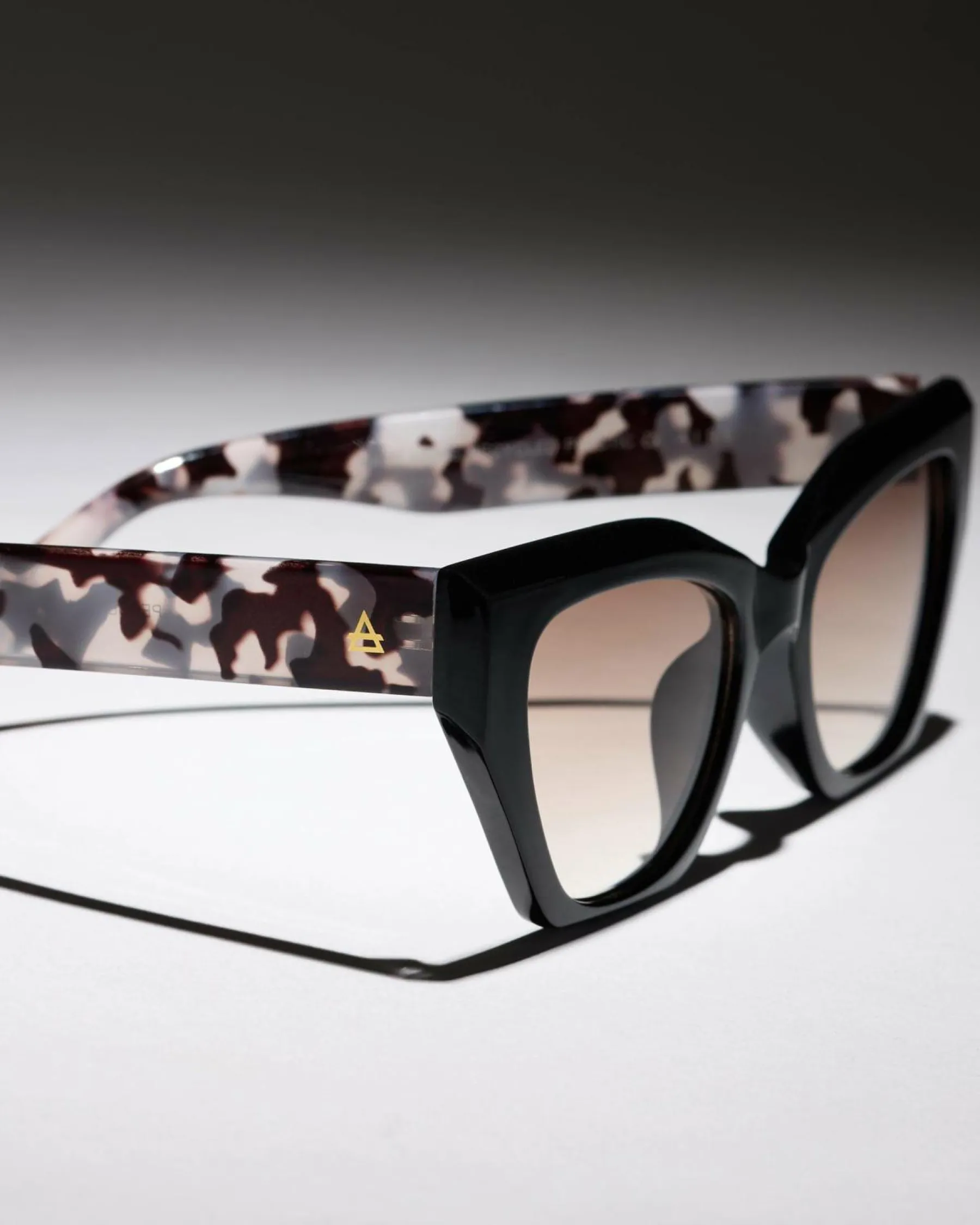 Sunglasses*Aire Persei Sunglasses Black Tort/brown