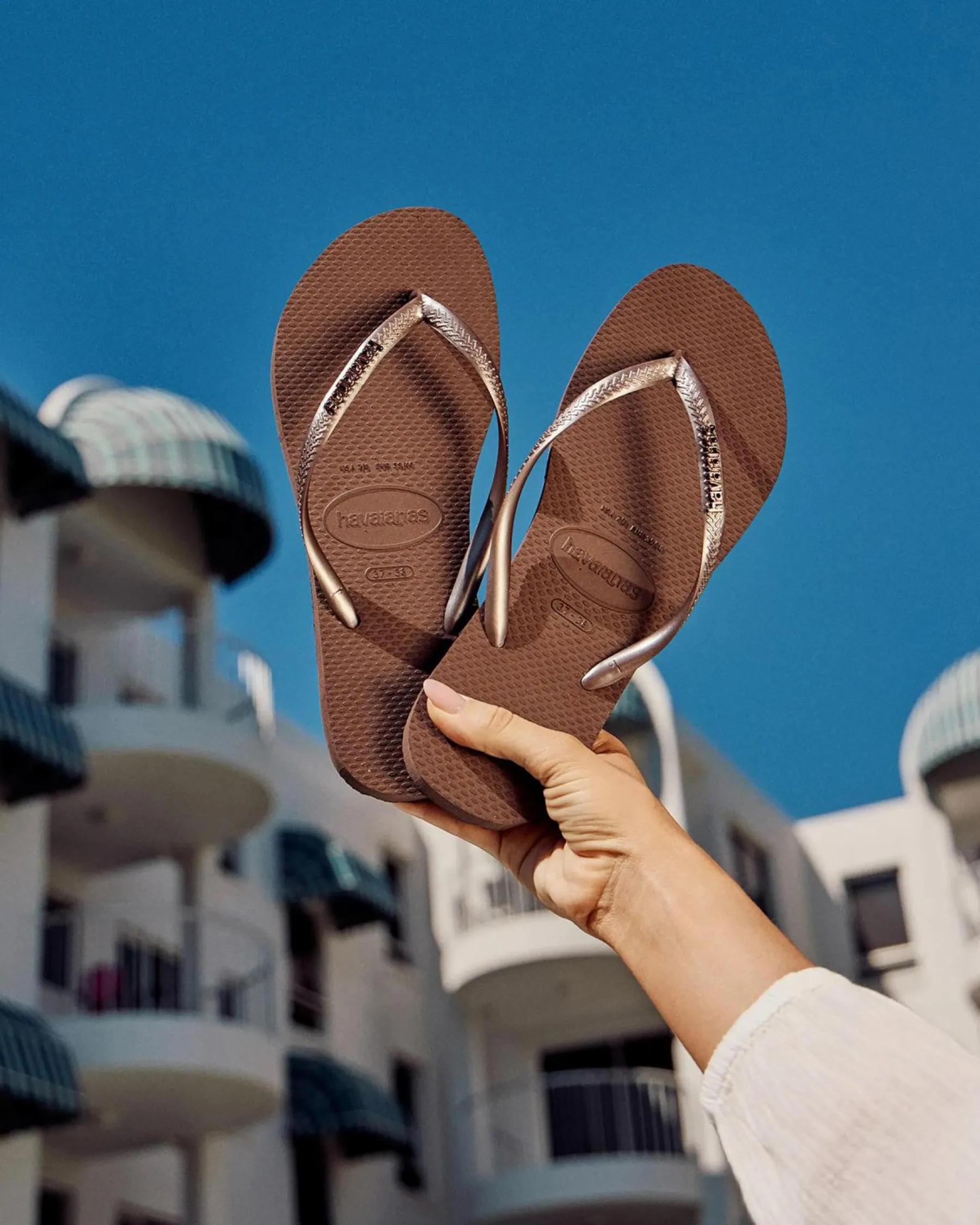 Flip Flops*Havaianas Slim Metal Logo Thongs Dark Brown